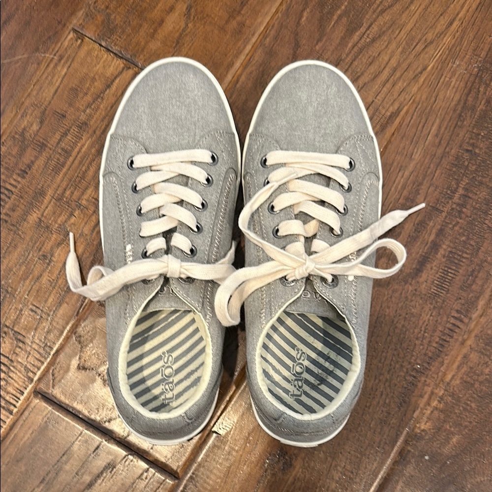 Taos Women’s Star Gray Sneakers with White Laces 9.5